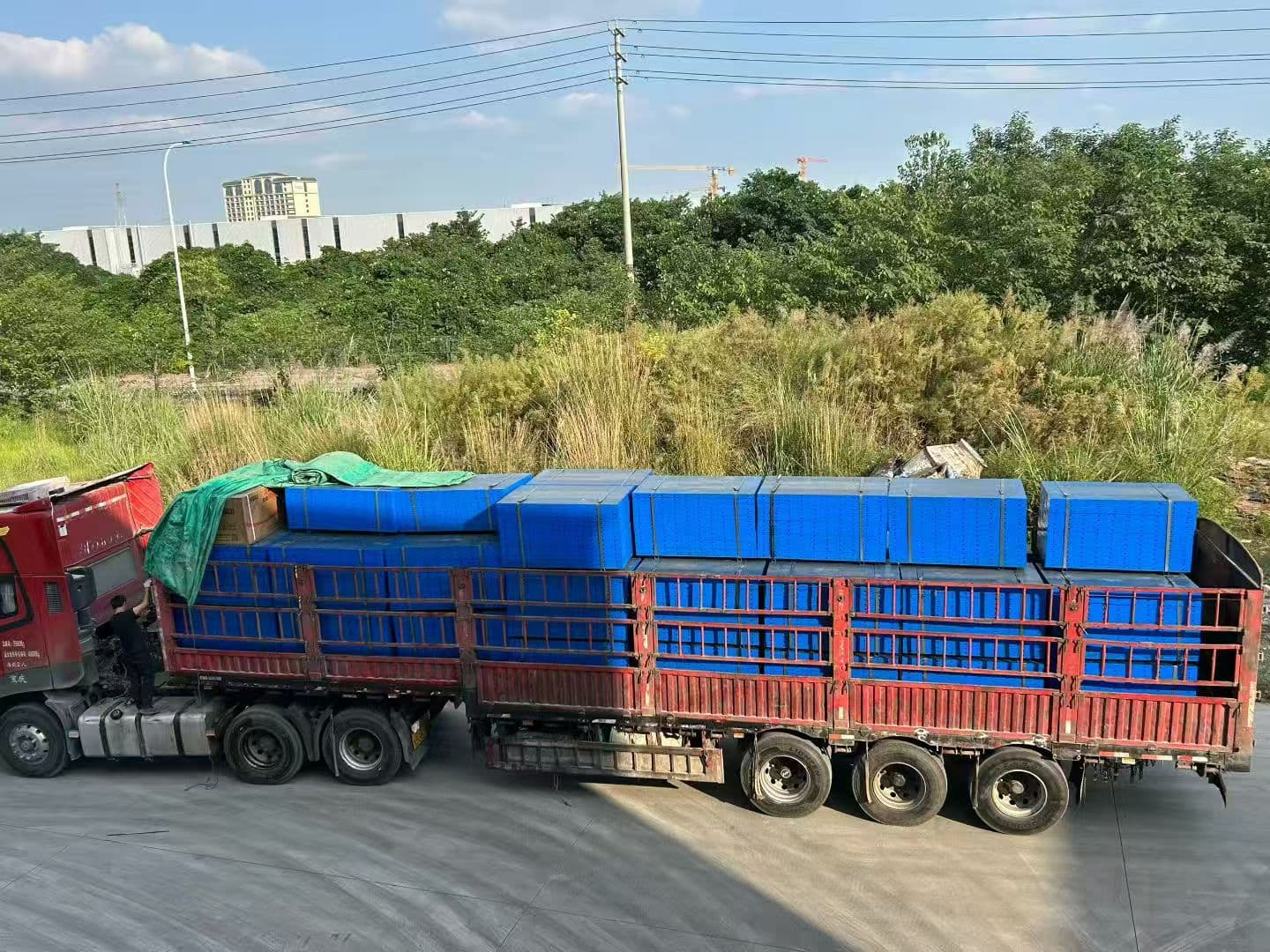 浩鸿盛工程案例 - 2026年10月发往四川成都公路桥梁工程平面钢模板84吨第一车已装车